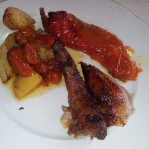 Pata de cordero asado con patatas y pimiento