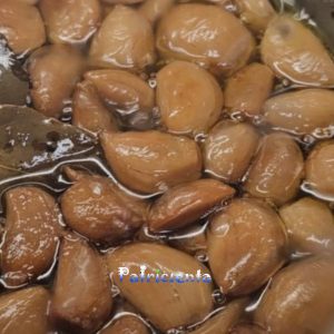 Ajos confitados en olla lenta