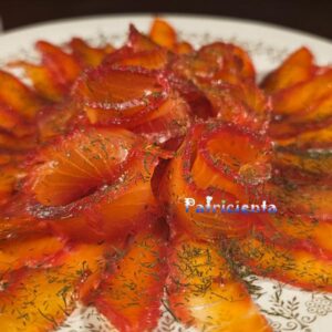 Salmón gravlax o marinado con remolacha